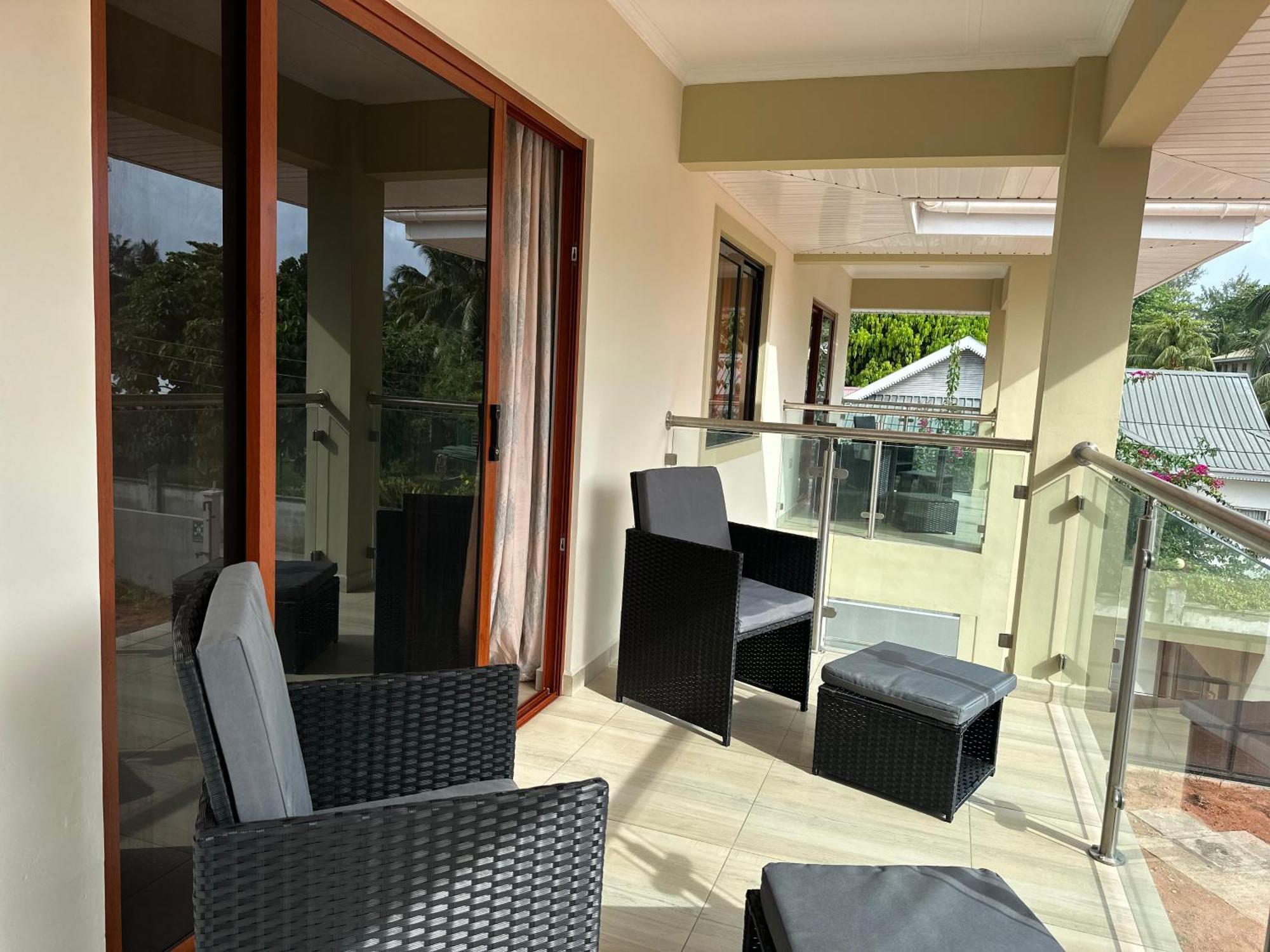 Yvon's Tropical Grand Anse (Praslin)