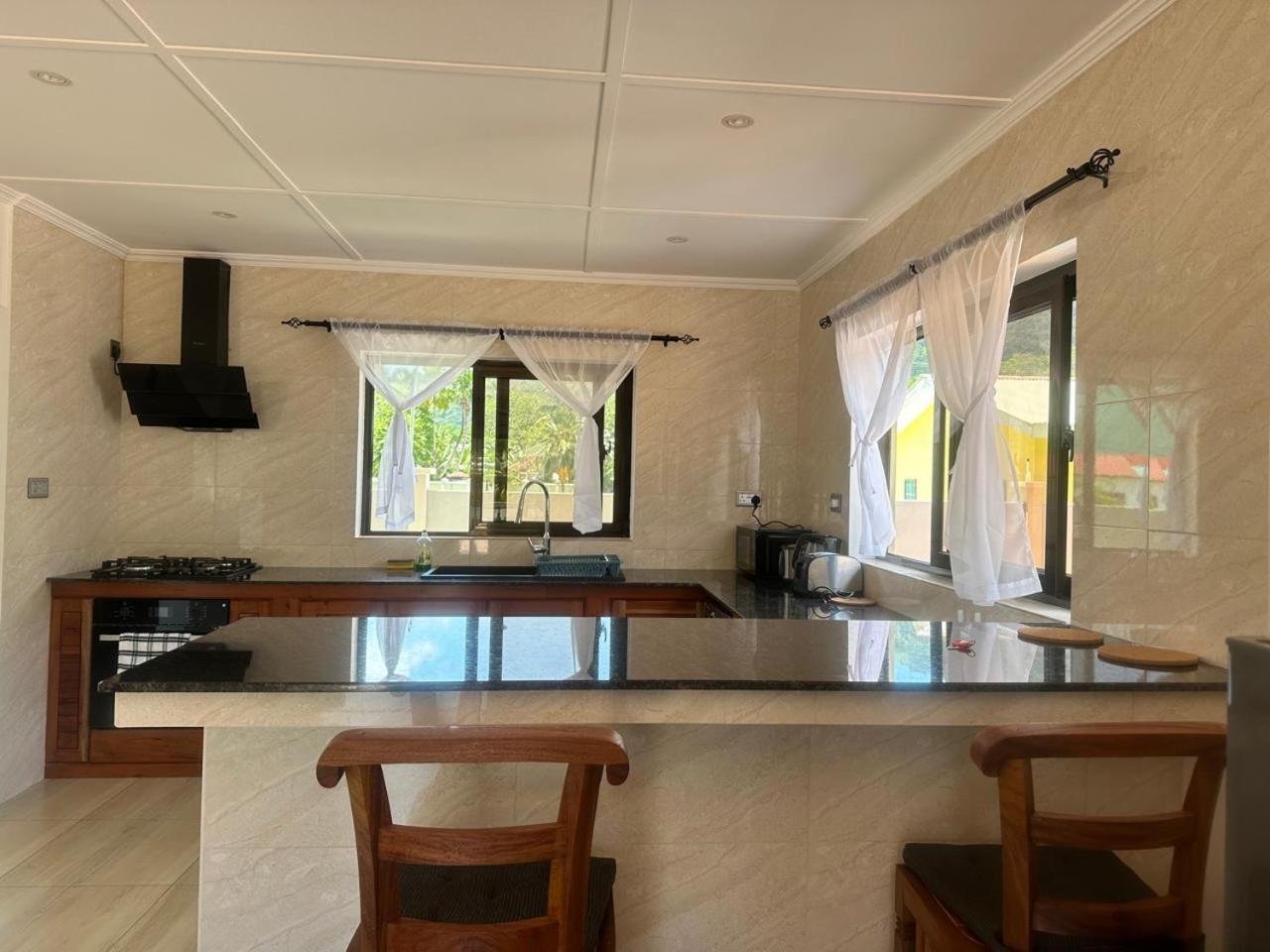 Yvon's Tropical Grand Anse (Praslin)
