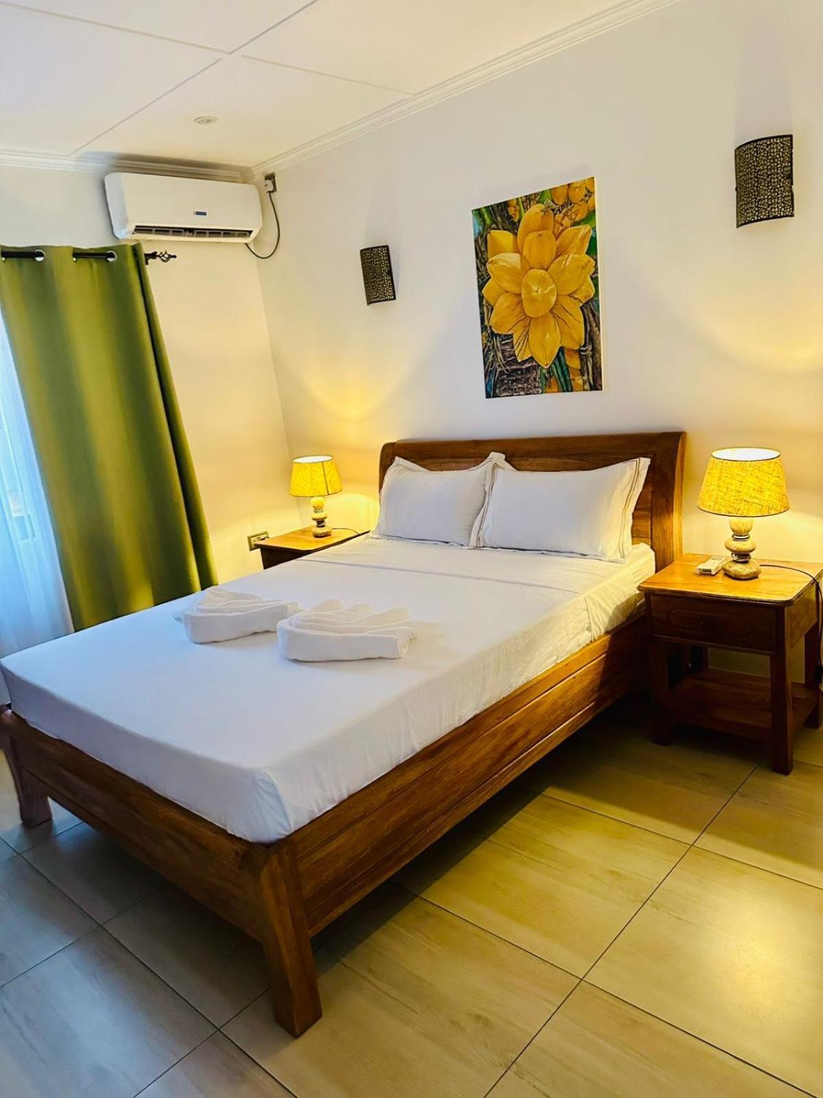 Yvon's Tropical * Grand Anse (Praslin)