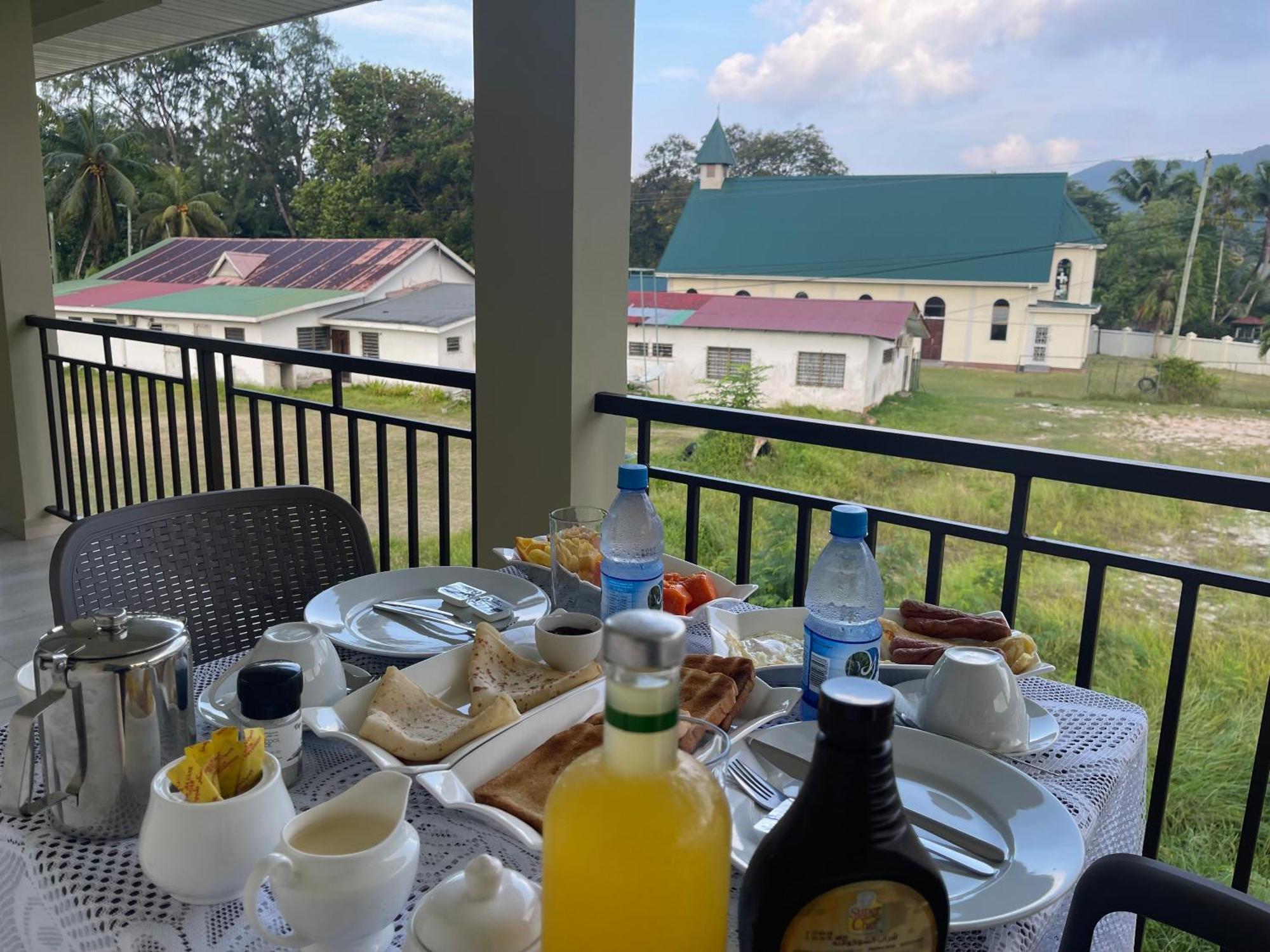 Yvon's Tropical * Grand Anse (Praslin)